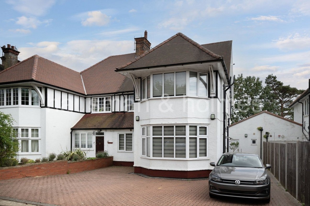 Flat Helenslea Avenue in Greater London