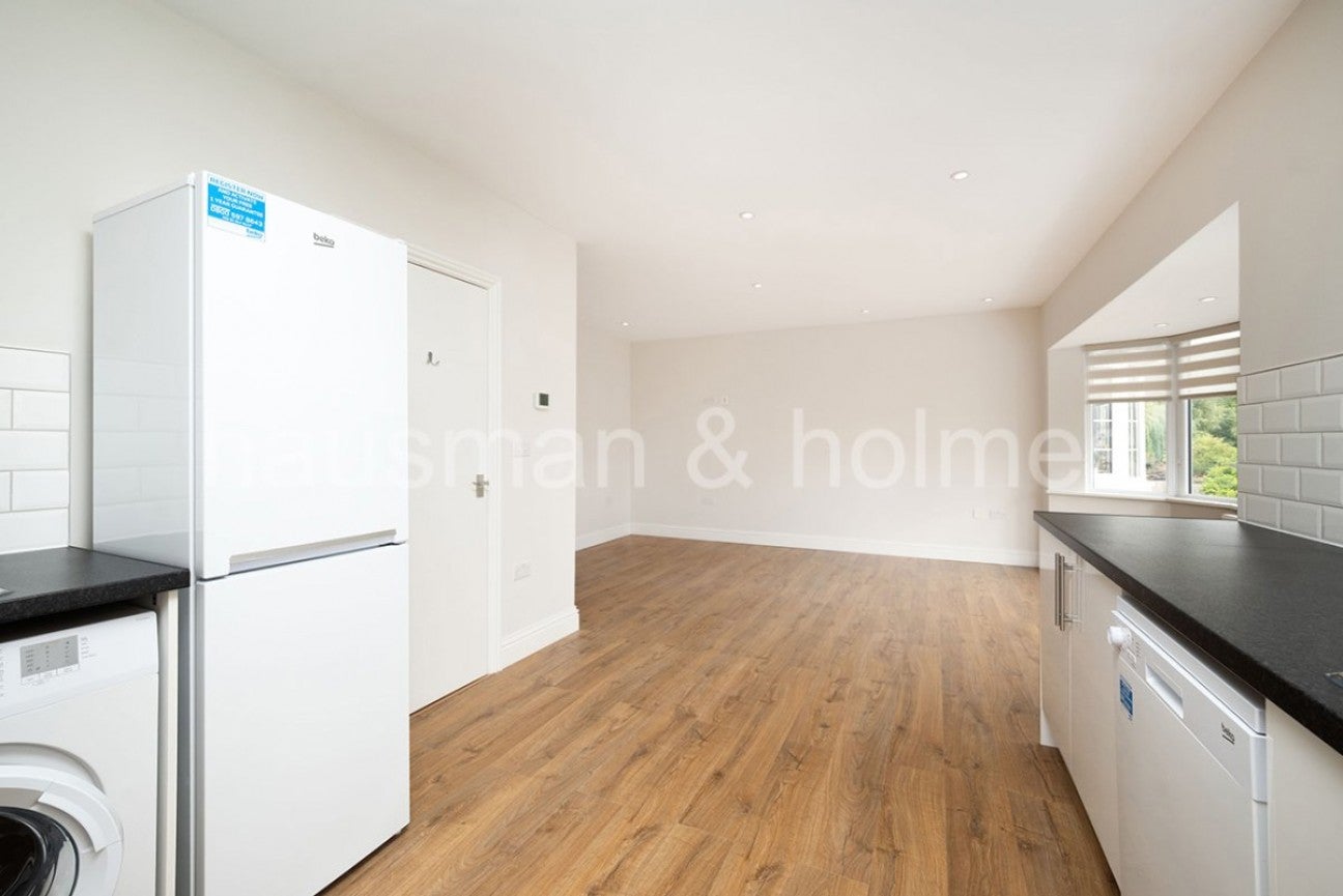 Flat Helenslea Avenue in Greater London