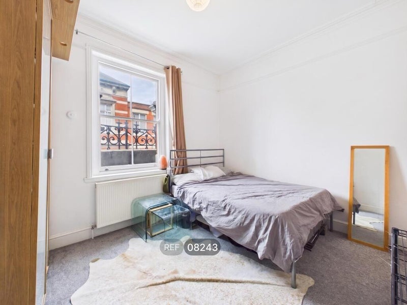 Flat Saltoun Road in Greater London