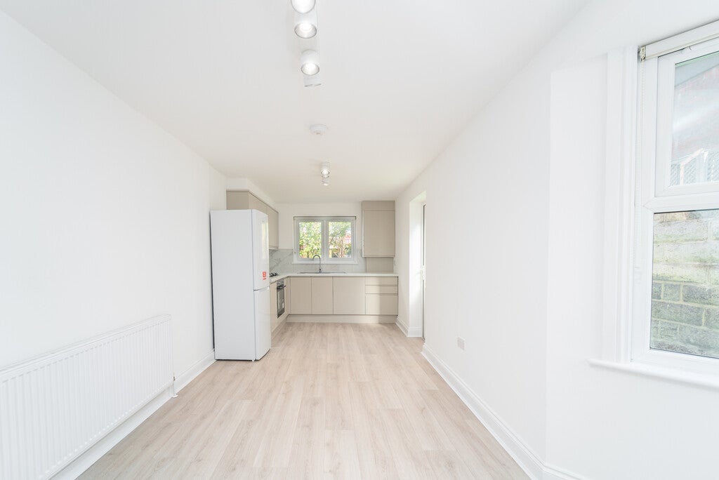 Flat Warberry Road in Greater London