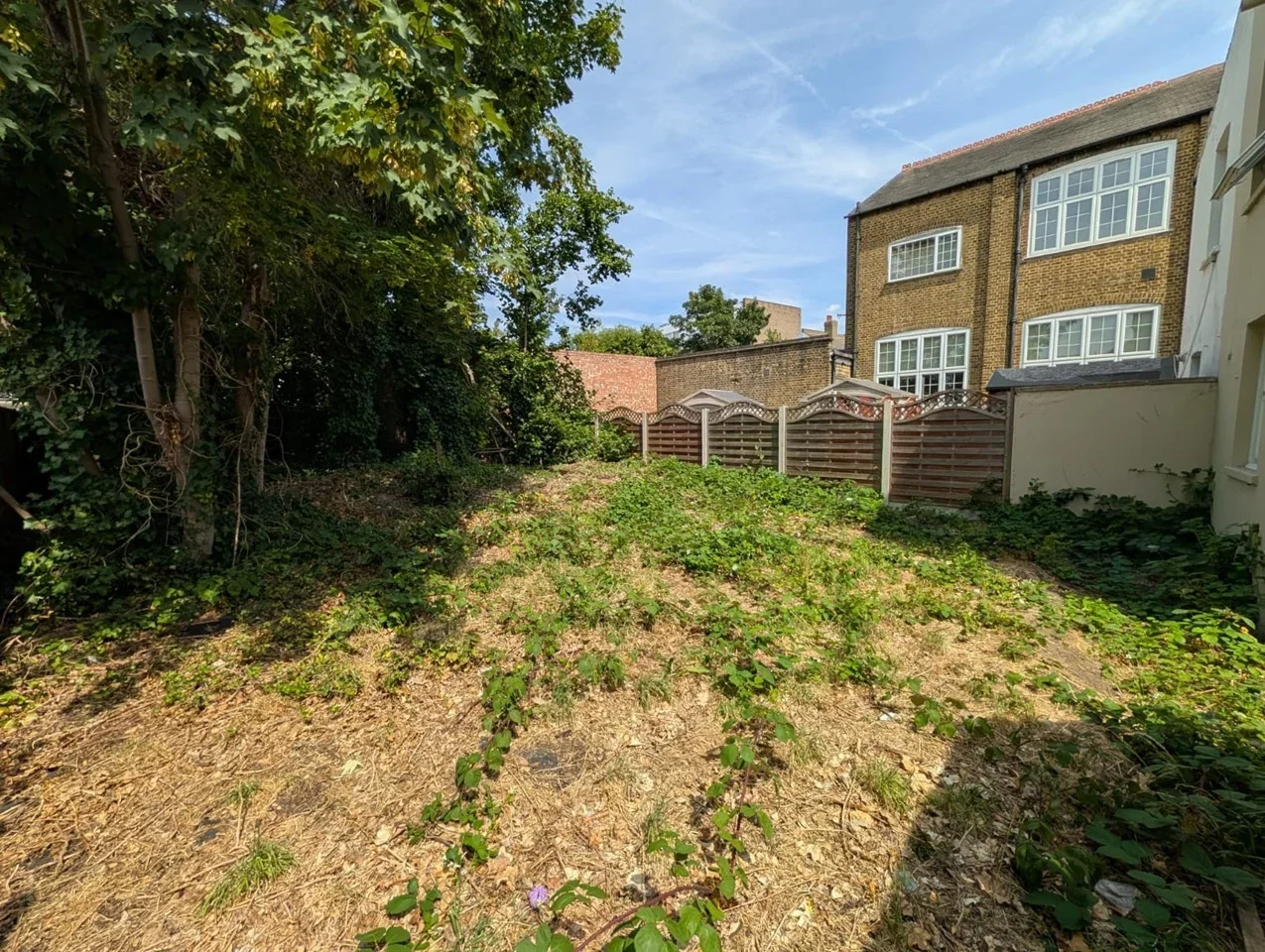 Flat Fernham Road in Greater London