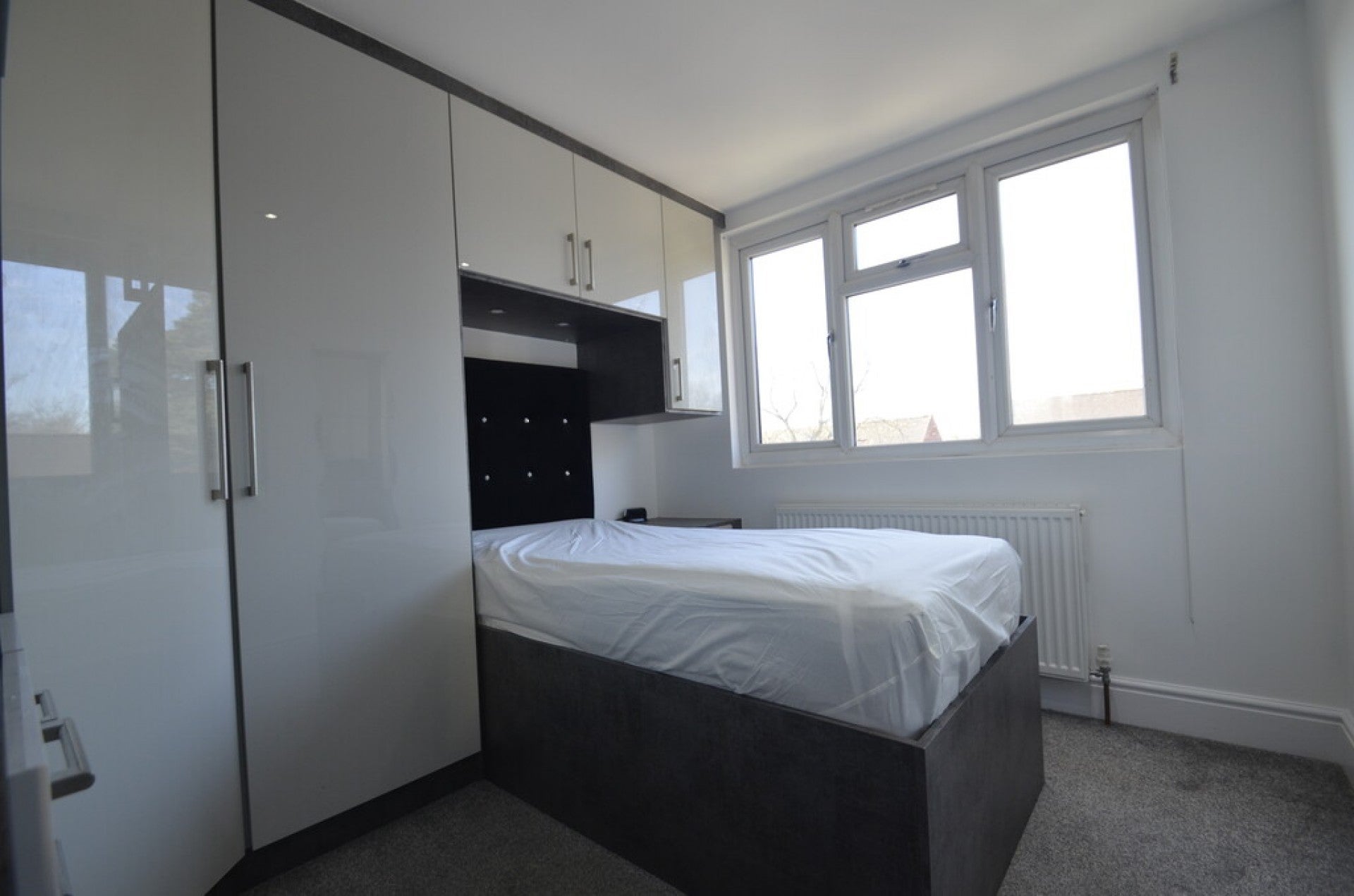 Room Cherry Crescent in Greater London