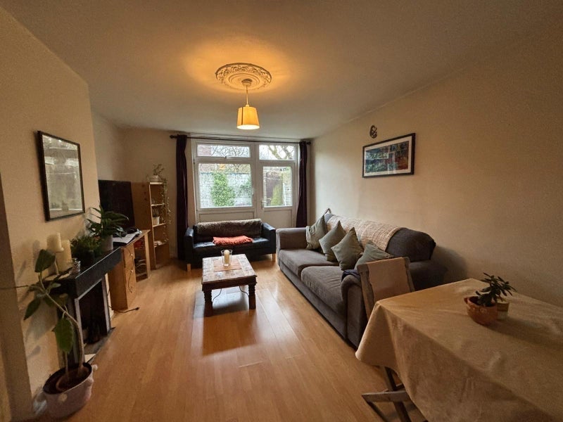 Room Guildford Road in Greater London