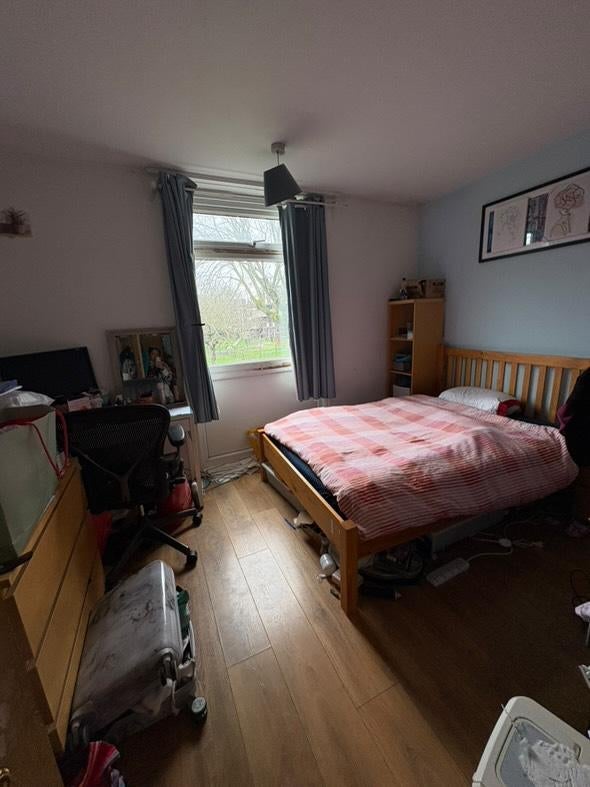 Room Guildford Road in Greater London