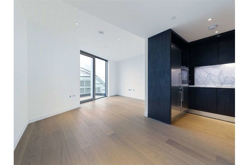 Flat Biscayne Avenue in London