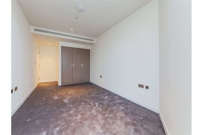 Flat Biscayne Avenue in London