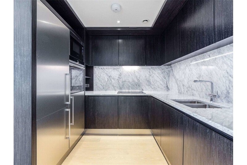 Flat Biscayne Avenue in London