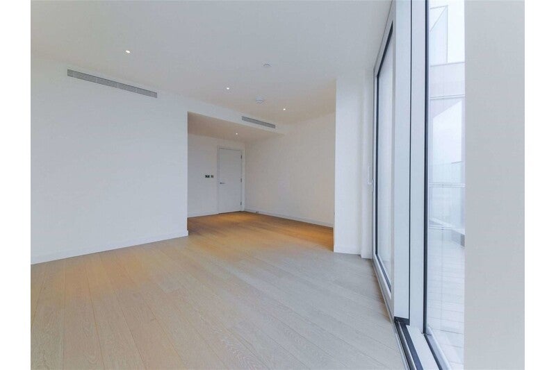 Flat Biscayne Avenue in London