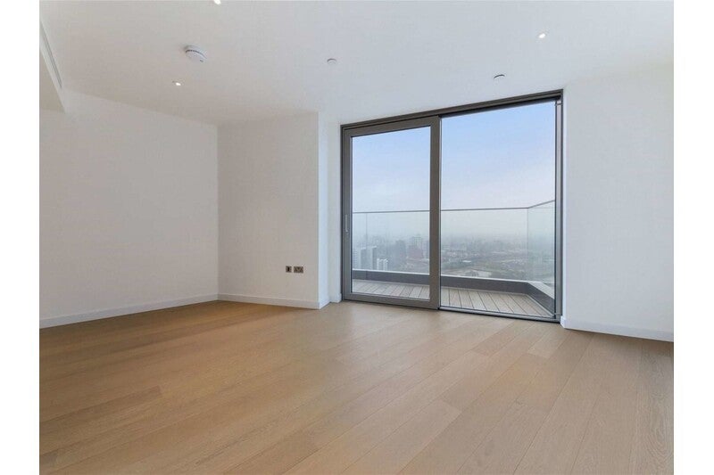 Flat Biscayne Avenue in London