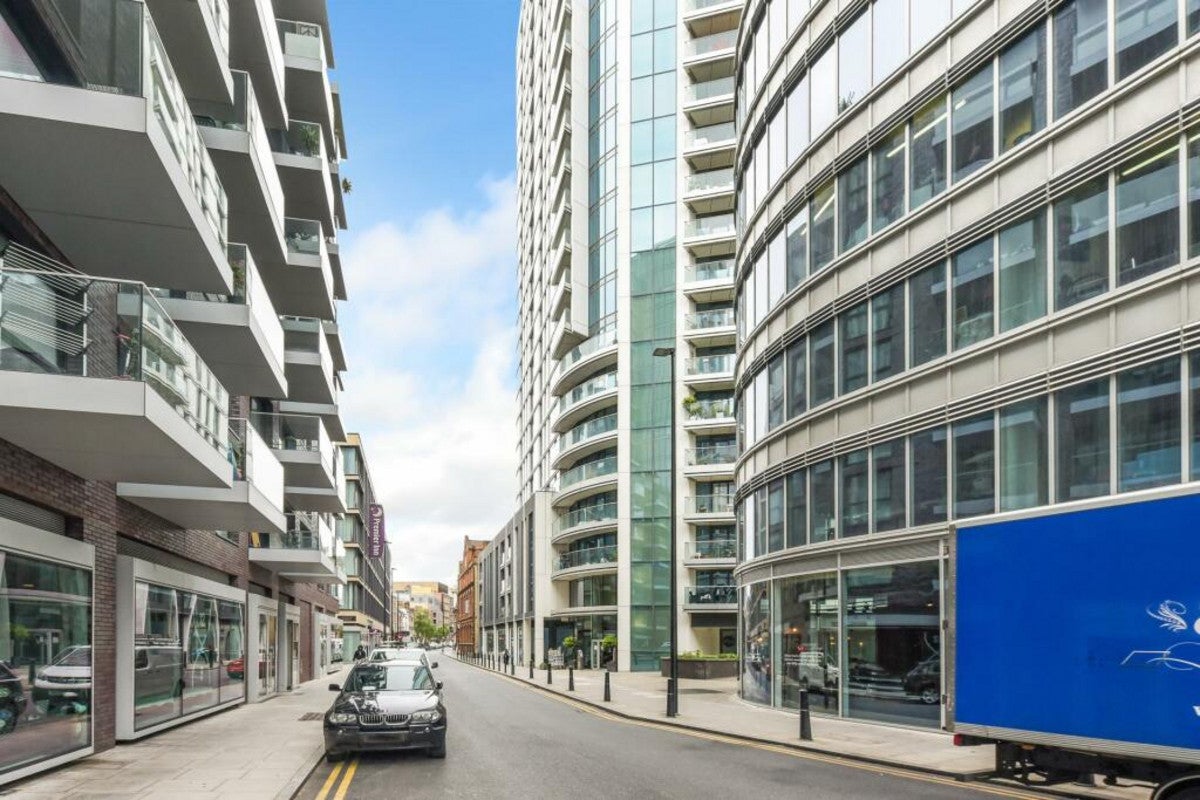 Flat Alie Street in Greater London