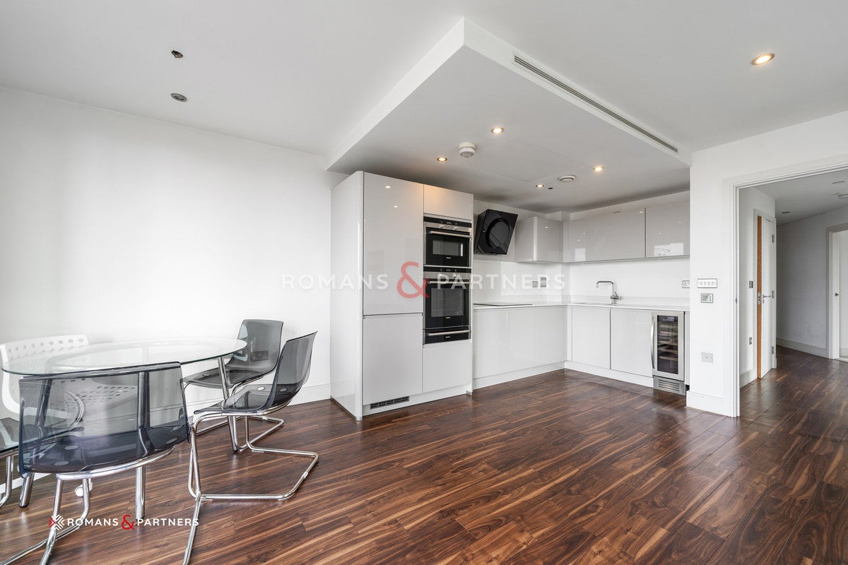 Flat Alie Street in Greater London