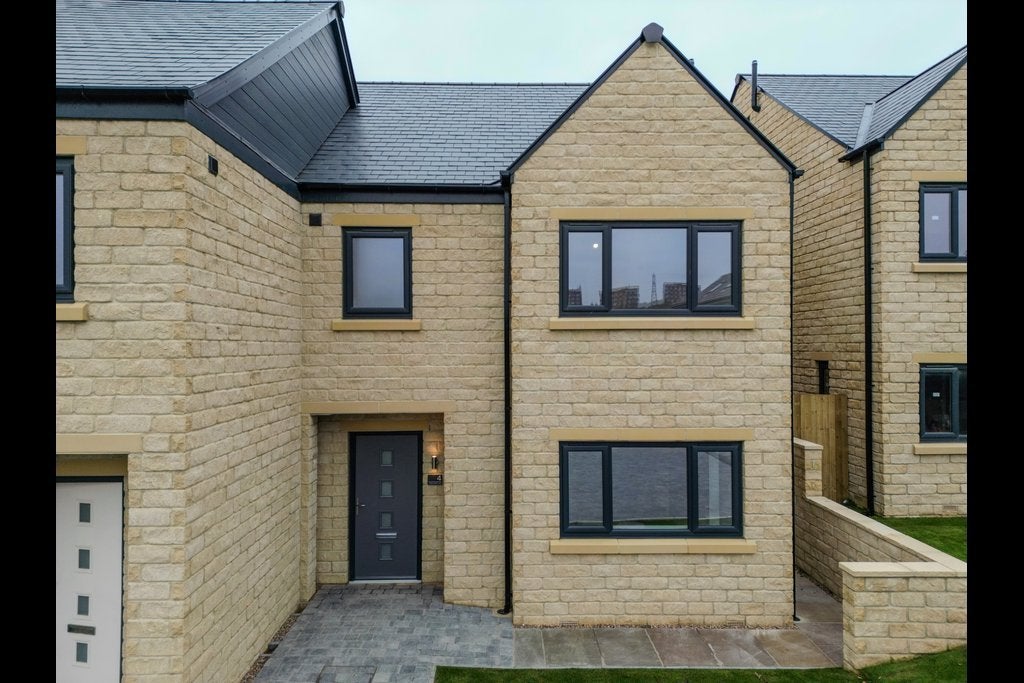 House Gamble Hill Drive in Leeds