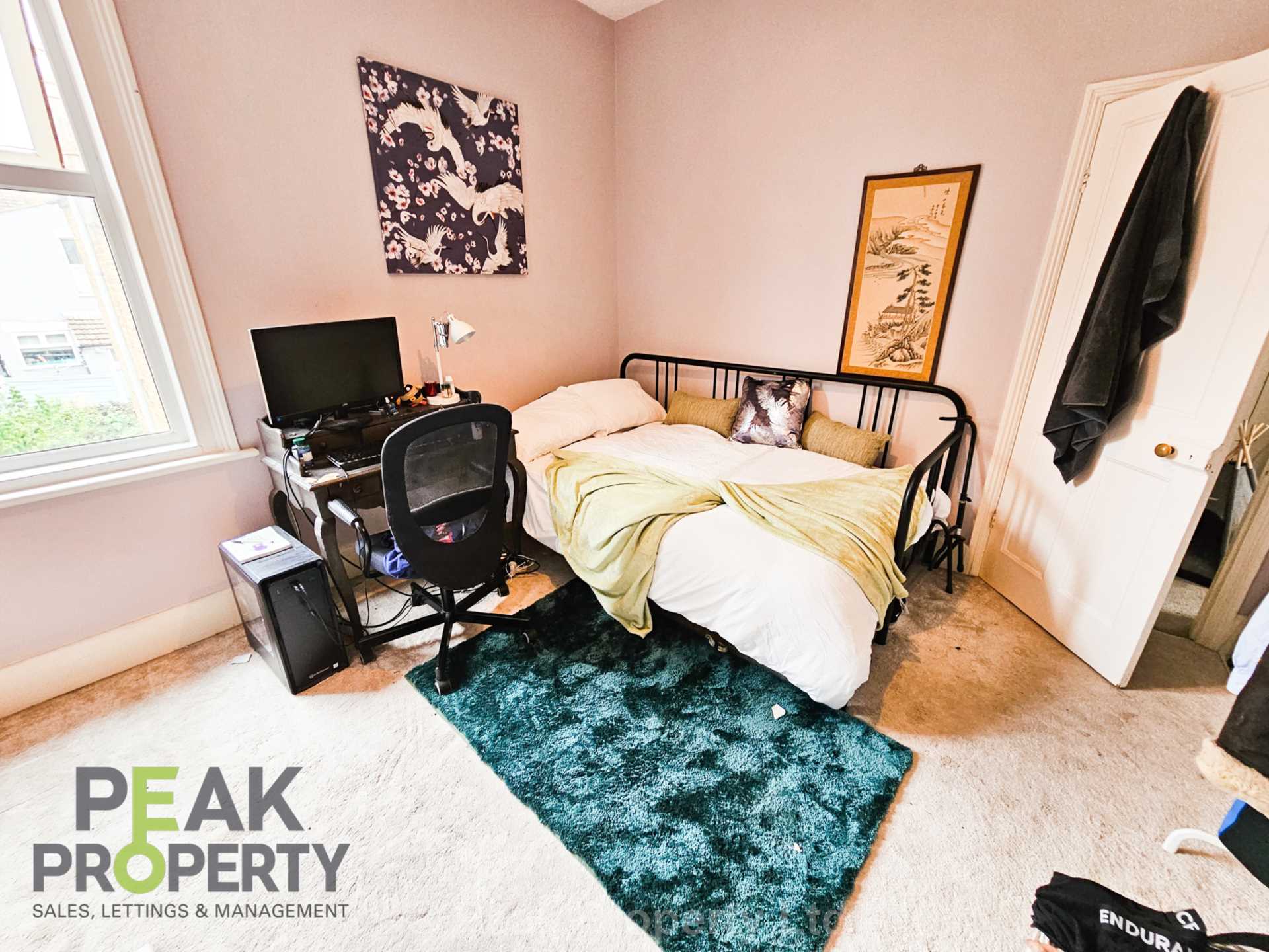 Room Gordon Road in Southend-on-Sea