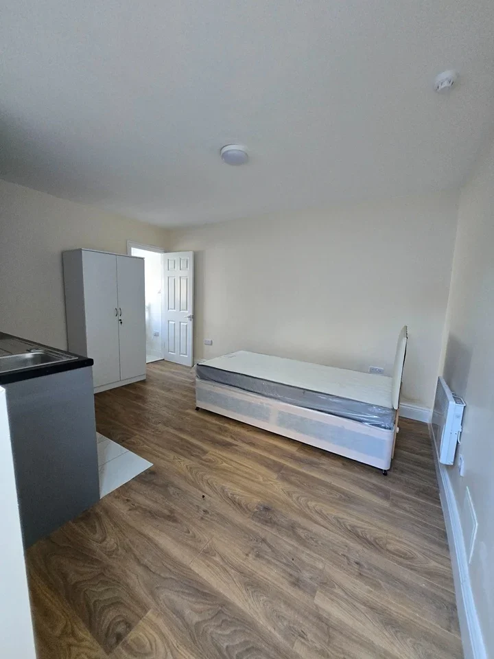 Flat Saxon Road in Greater London