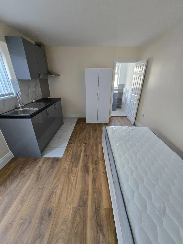 Flat Saxon Road in Greater London