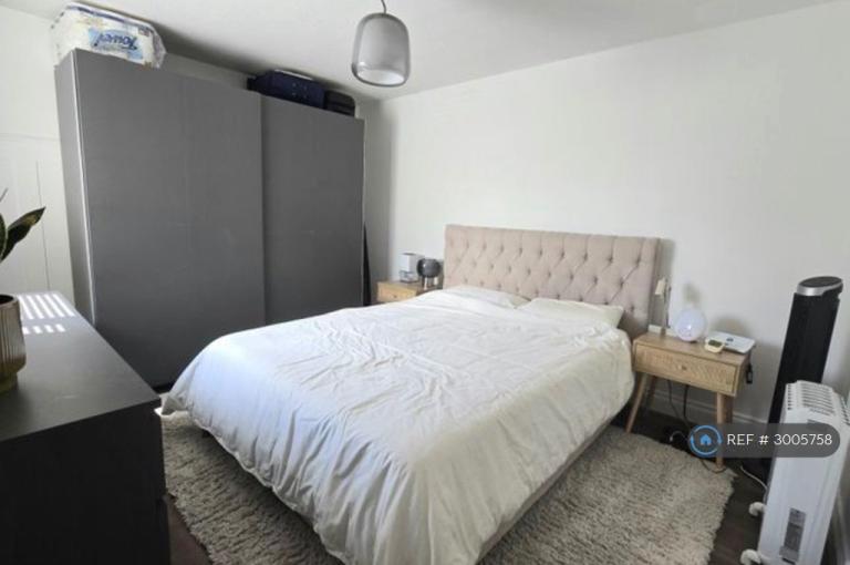 Flat London Road in Greater London