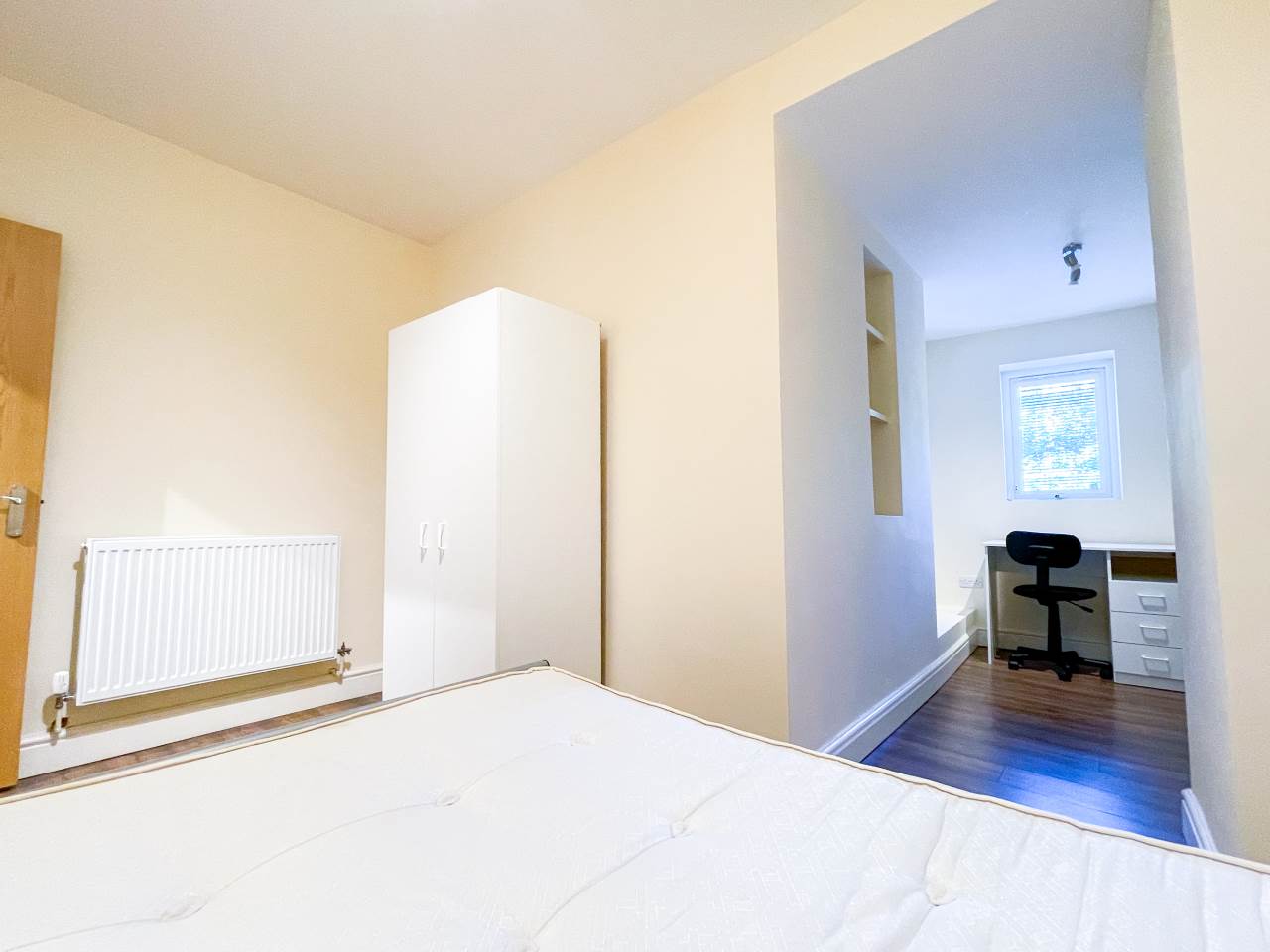 Flat Richmond Crescent in Cardiff
