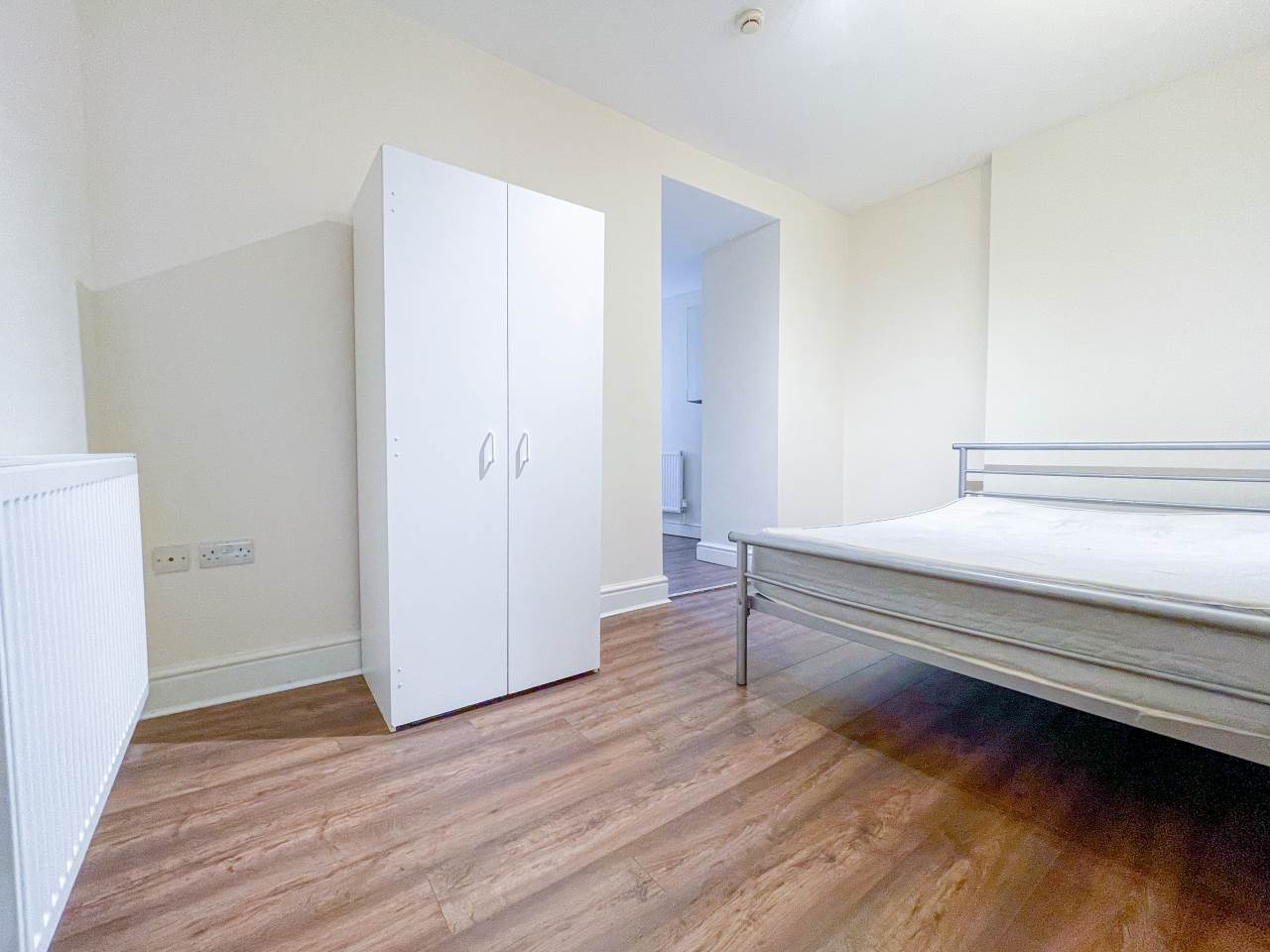Flat Richmond Crescent in Cardiff