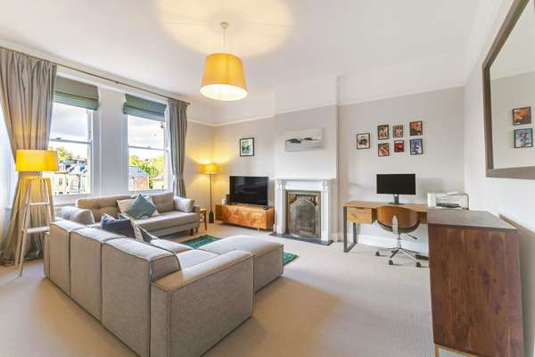 Flat All Saints Road in Bristol