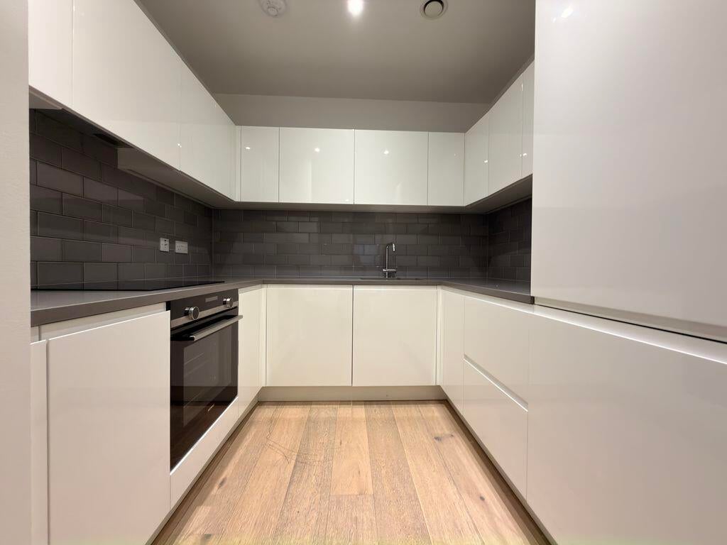 Flat Rendal Way in Greater London