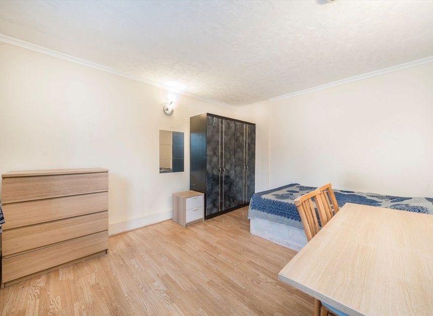 House Lowfield Road in Greater London
