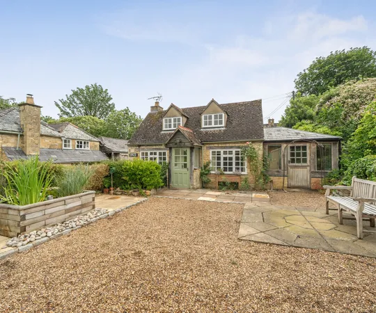 Flat Harris Lane in Cotswold District