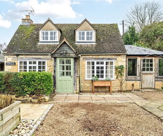 Flat Harris Lane in Cotswold District