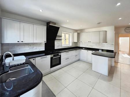 House Alexander Close in Finchampstead