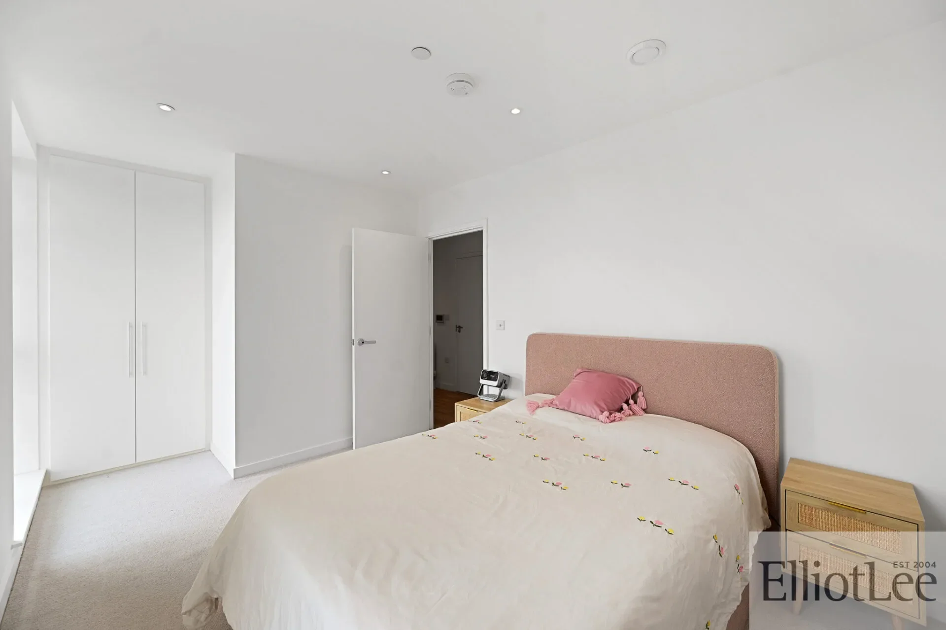 Flat Palmerston Road in Greater London