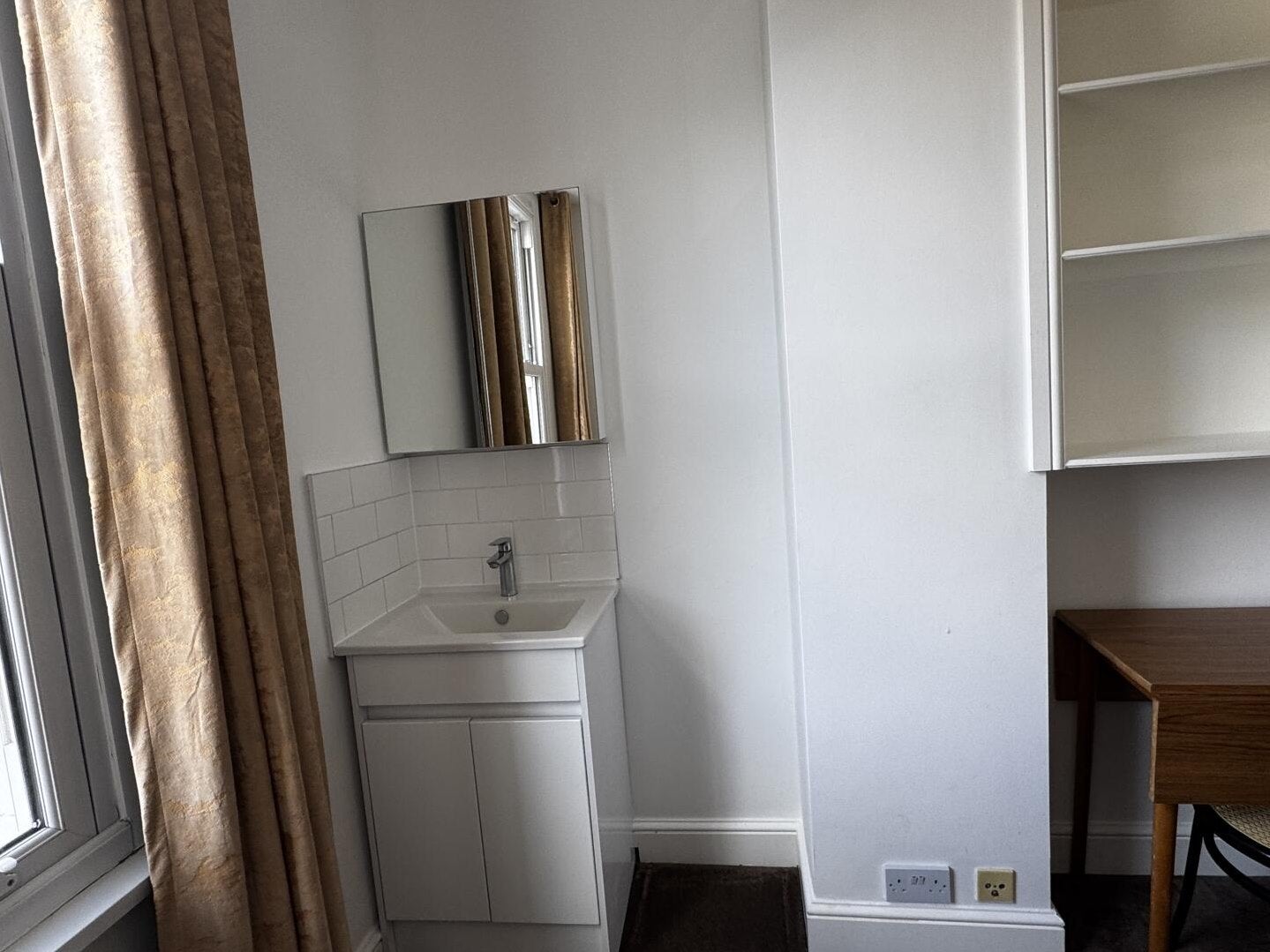 Room Devonport Road in Greater London