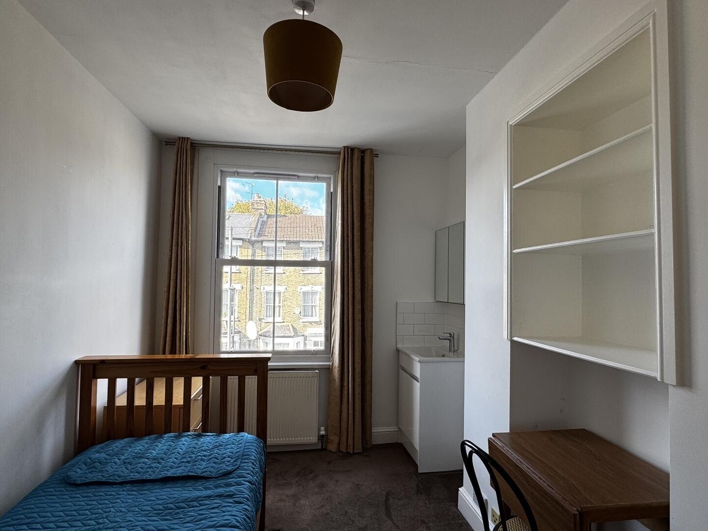 Room Devonport Road in Greater London