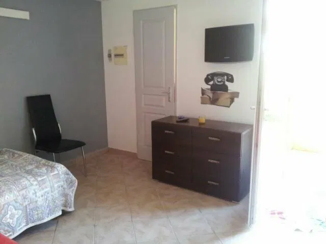 Room Avenue André Theurier in La Trinité