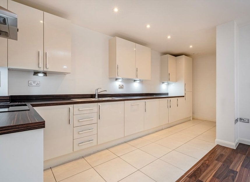 Flat Kilburn Park Road in City of Westminster