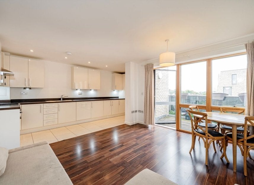 Flat Kilburn Park Road in City of Westminster