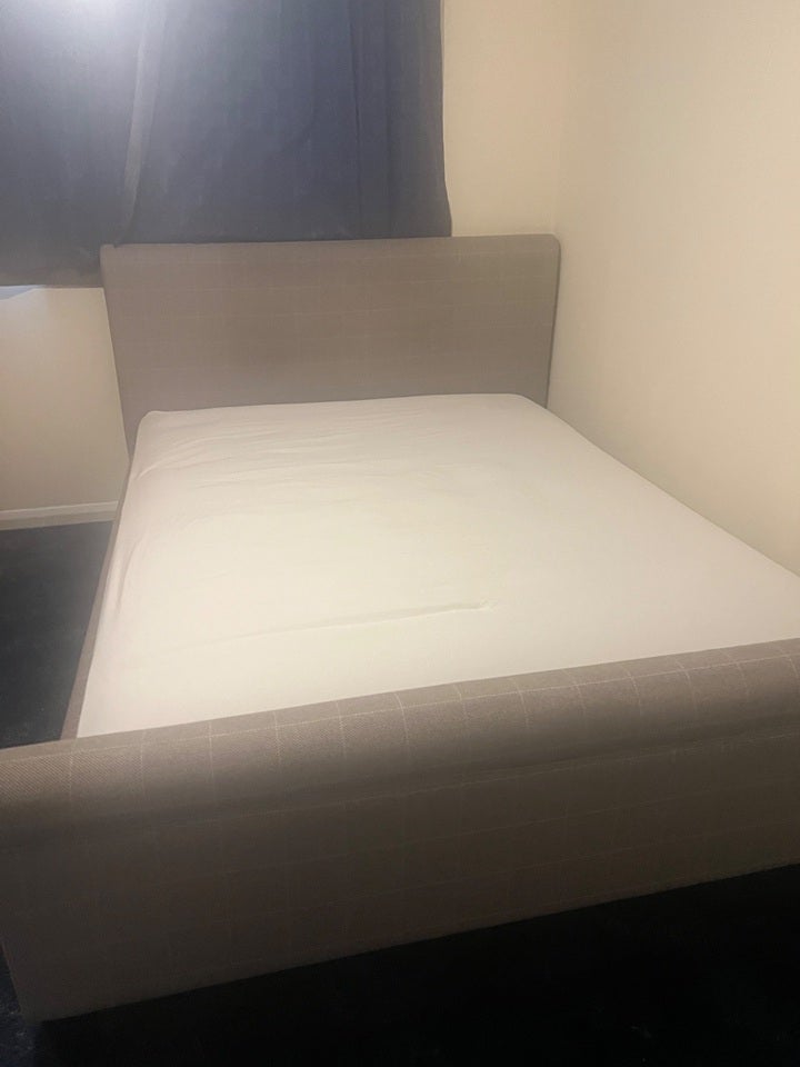 Room Poynings Road in Crawley