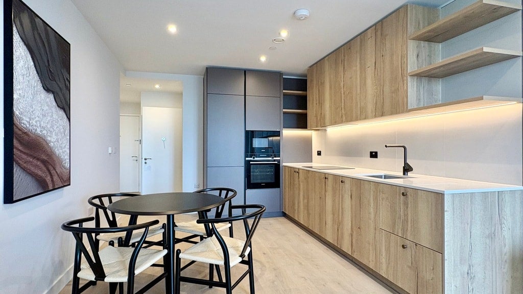 Flat Bodley Way in Greater London