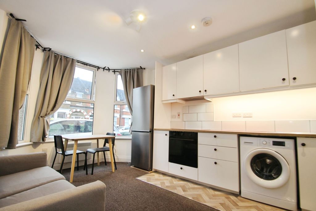 Flat Vaughan Road in Greater London