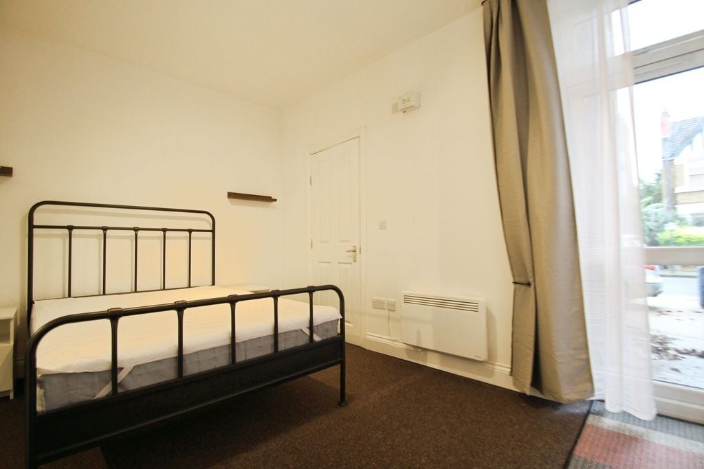 Flat Vaughan Road in Greater London