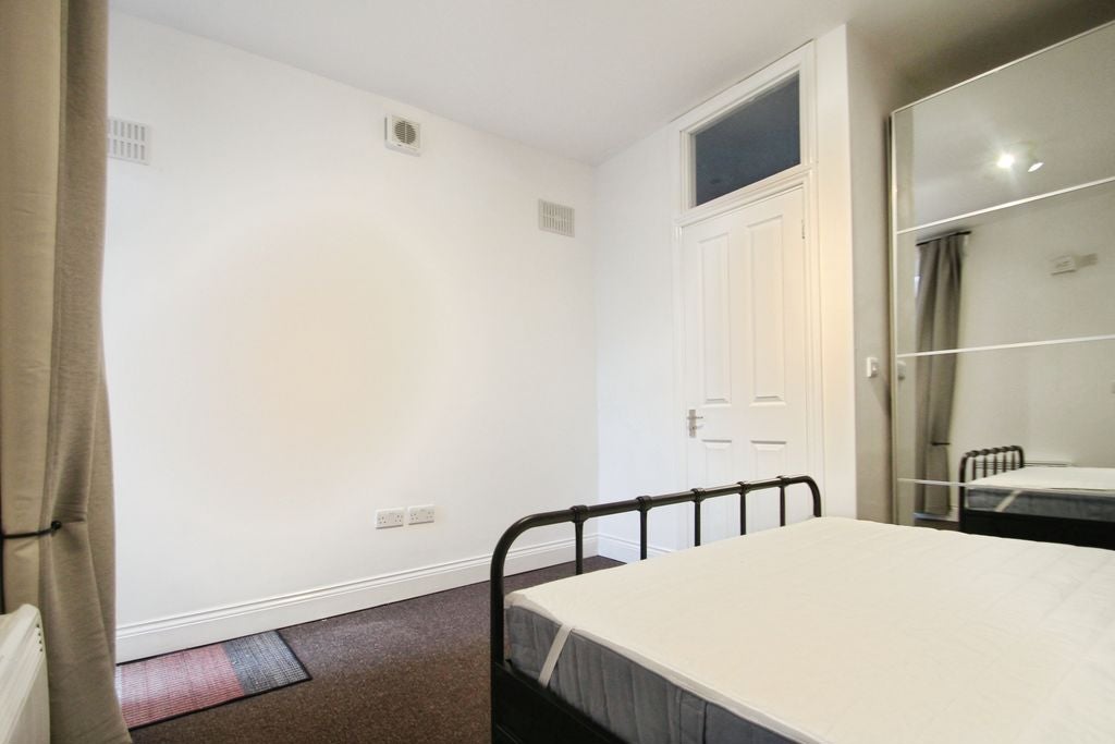 Flat Vaughan Road in Greater London