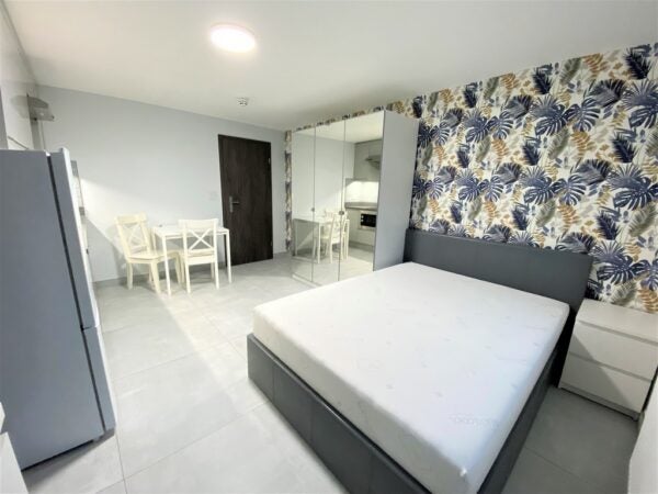 Flat Chaplin Road in Greater London