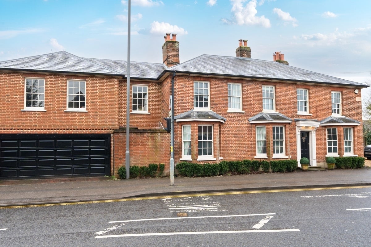 Flat Aylesbury End in Beaconsfield