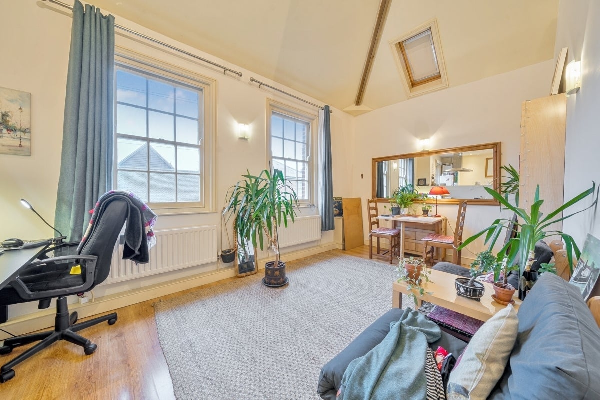 Flat Aylesbury End in Beaconsfield