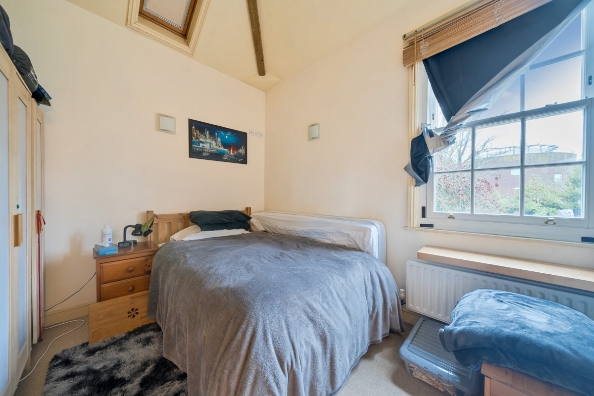 Flat Aylesbury End in Beaconsfield