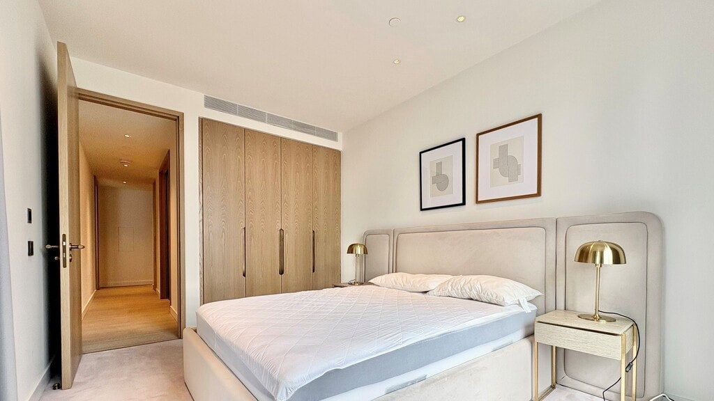 Flat Nine Elms Lane in Greater London