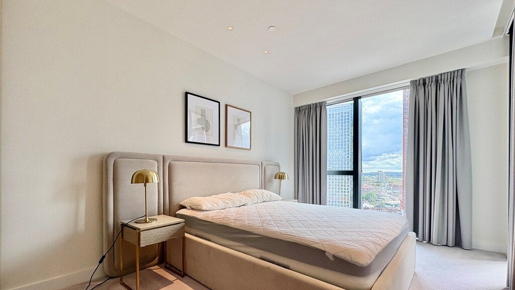 Flat Nine Elms Lane in Greater London