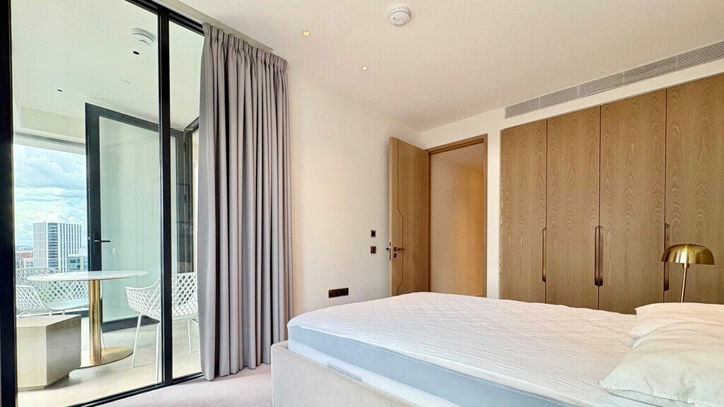 Flat Nine Elms Lane in Greater London