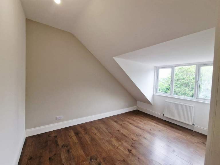 Flat Norbury Crescent in Greater London