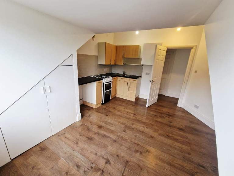 Flat Norbury Crescent in Greater London