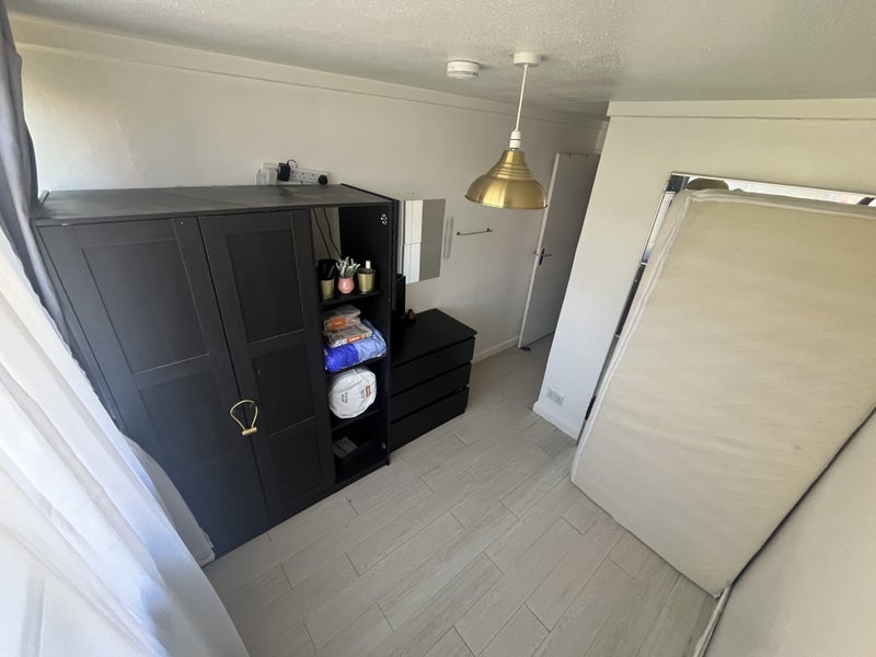 Room Sadler Close in Greater London