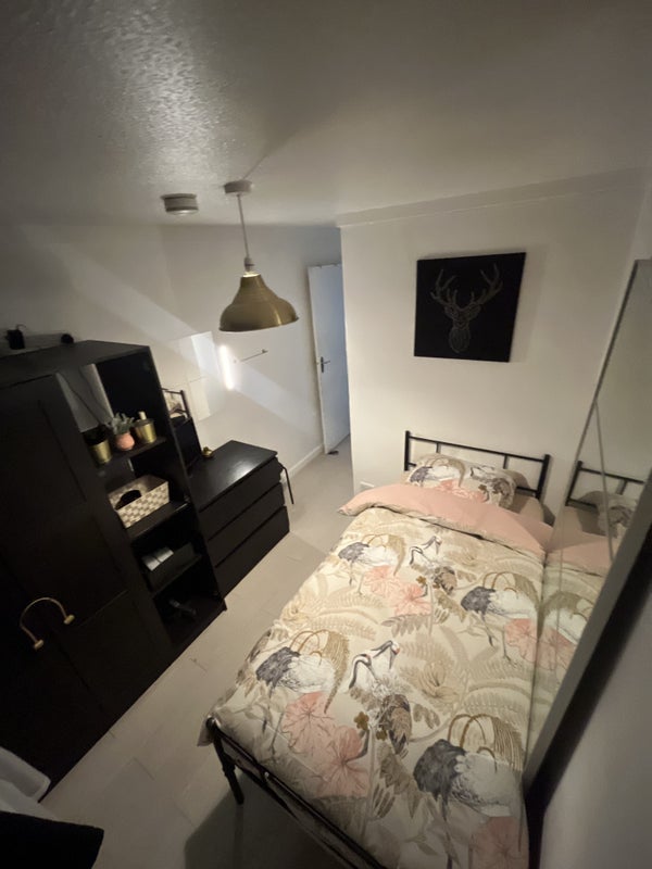 Room Sadler Close in Greater London